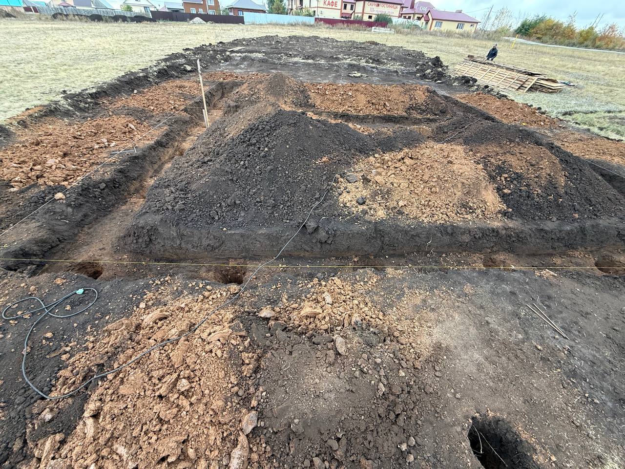 Процесс бурения ям под фундамент ямобуром