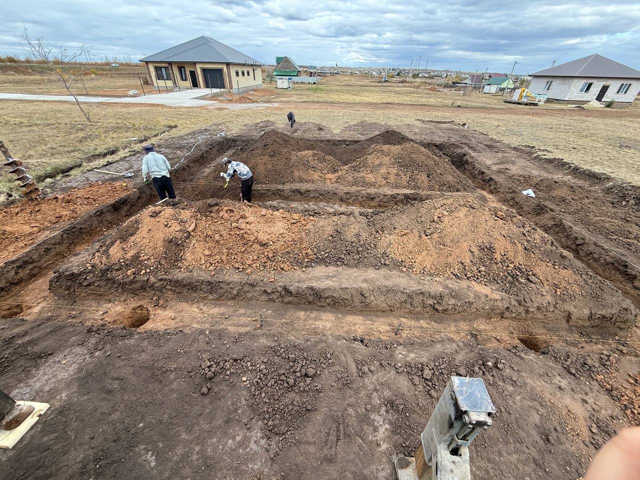 Ямобур в работе - бурение под винтовые сваи